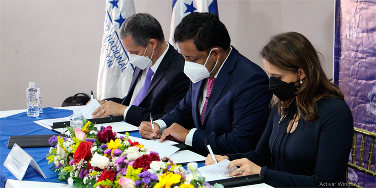 Honduras firma contratos para desarrollar un Sistema Integral Migratorio